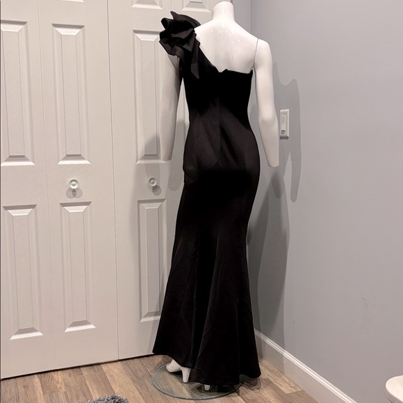 NWOT Betsy & Adam “Daisy” one shoulder ruffle gown - Picture 13 of 14